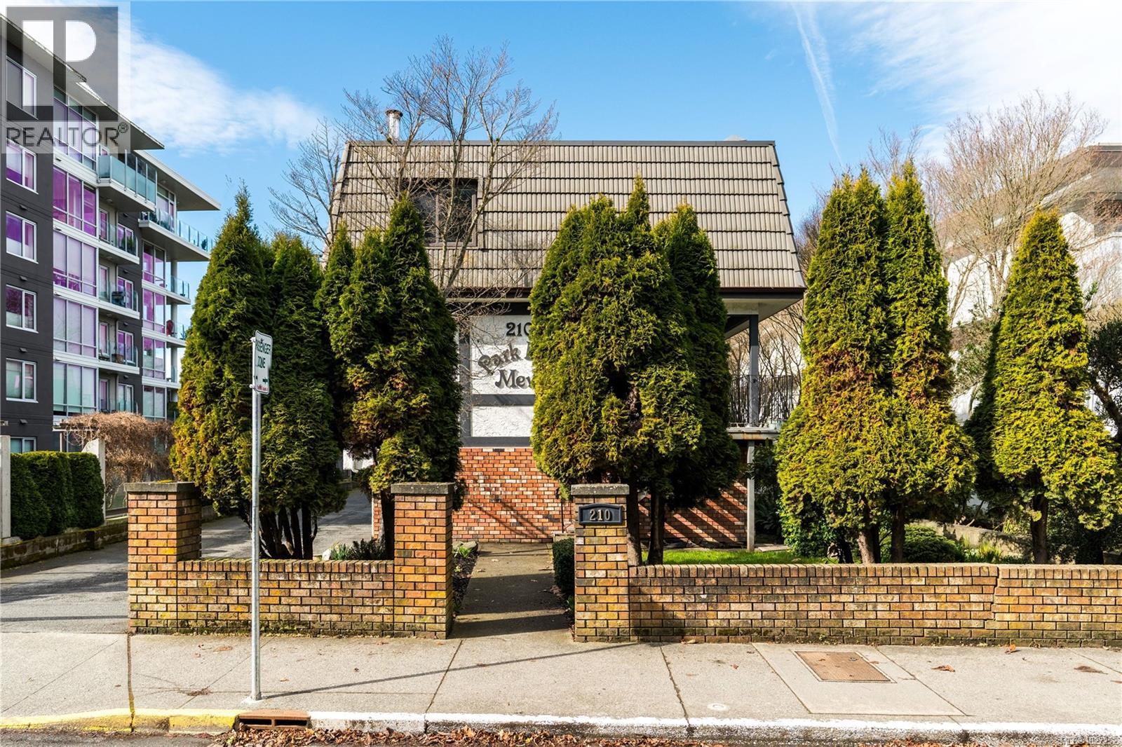 #4 210 DOUGLAS ST - 4