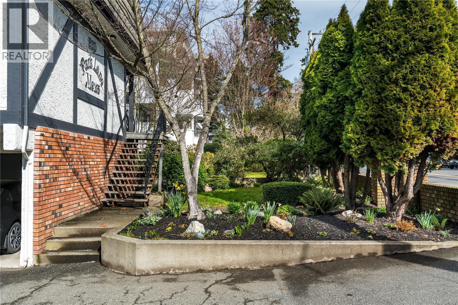 #4 210 DOUGLAS ST - 5