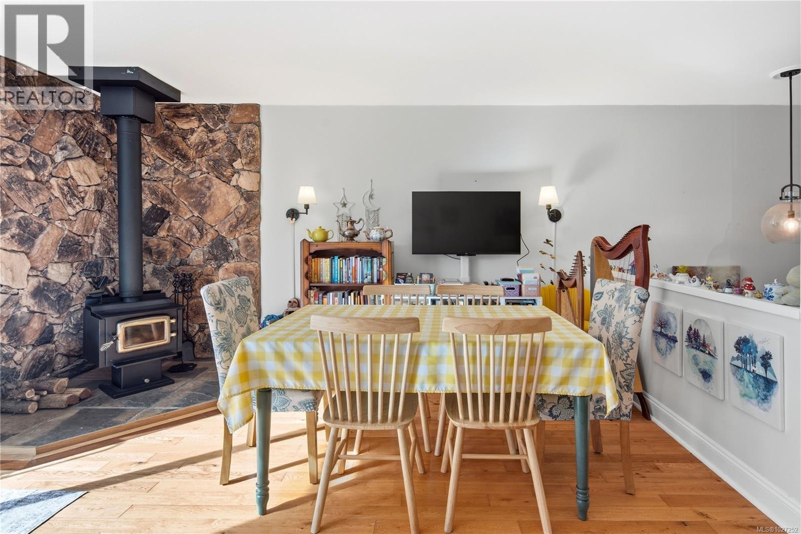 #4 210 DOUGLAS ST - 22