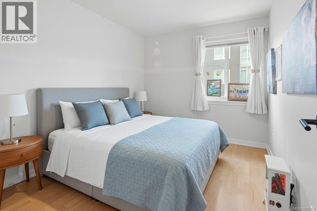 #4 210 DOUGLAS ST - 24