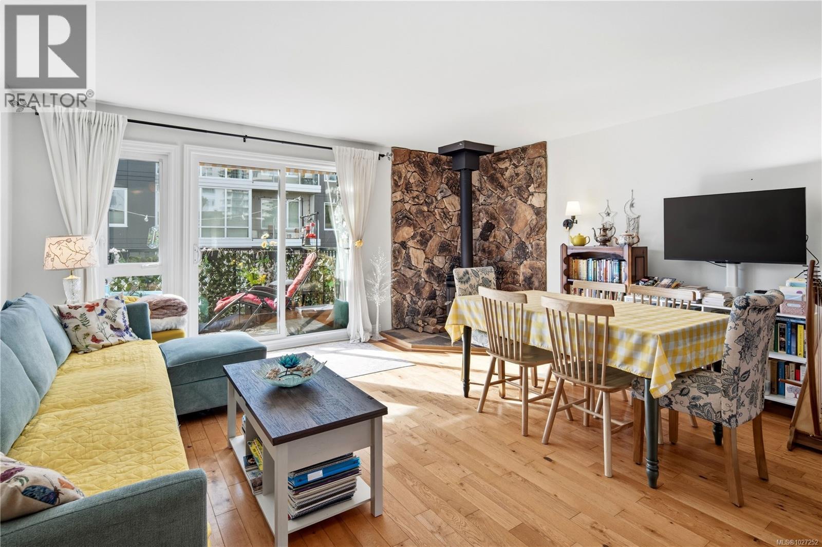 #4 210 DOUGLAS ST - 18