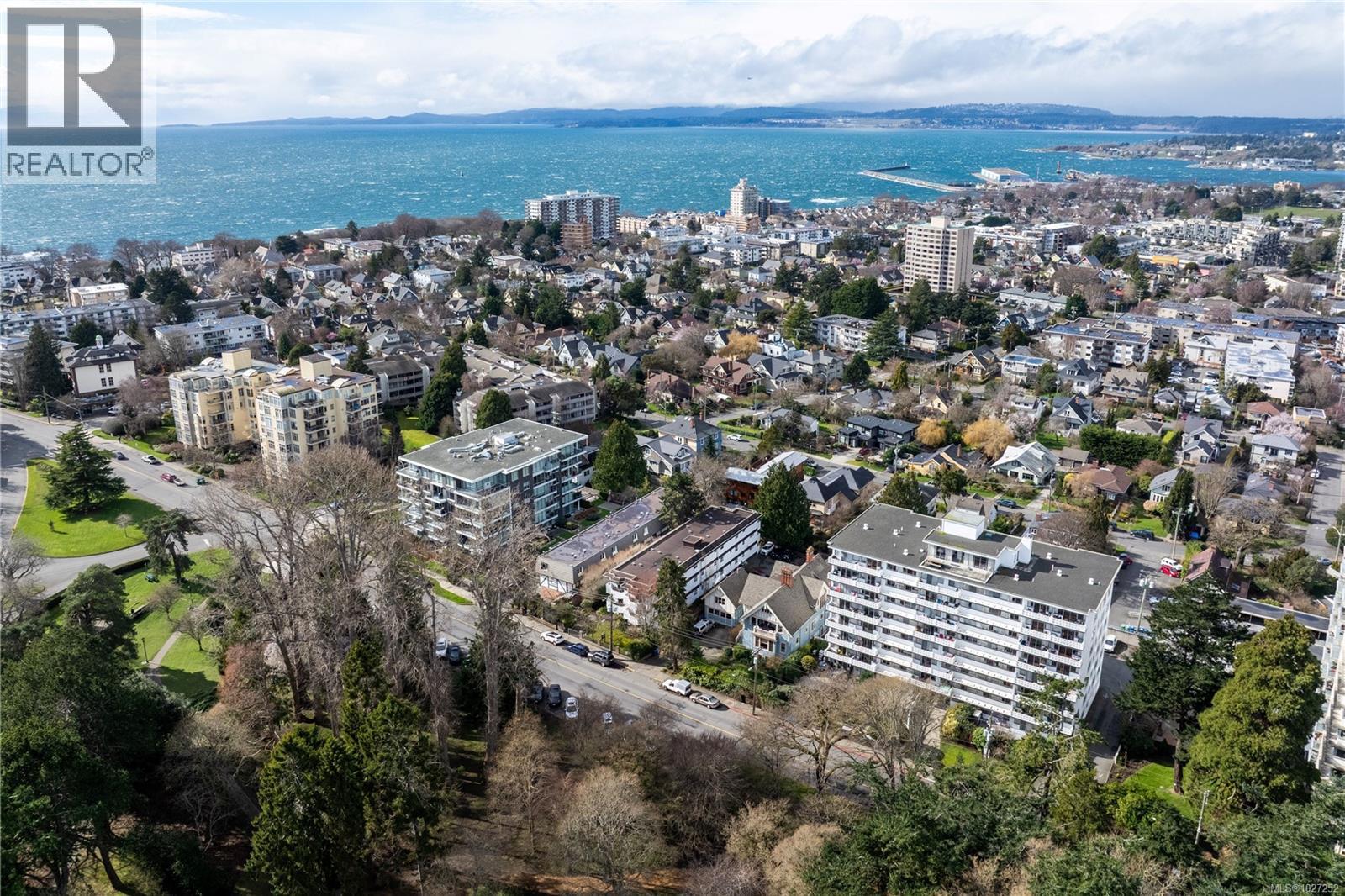 #4 210 DOUGLAS ST - 32