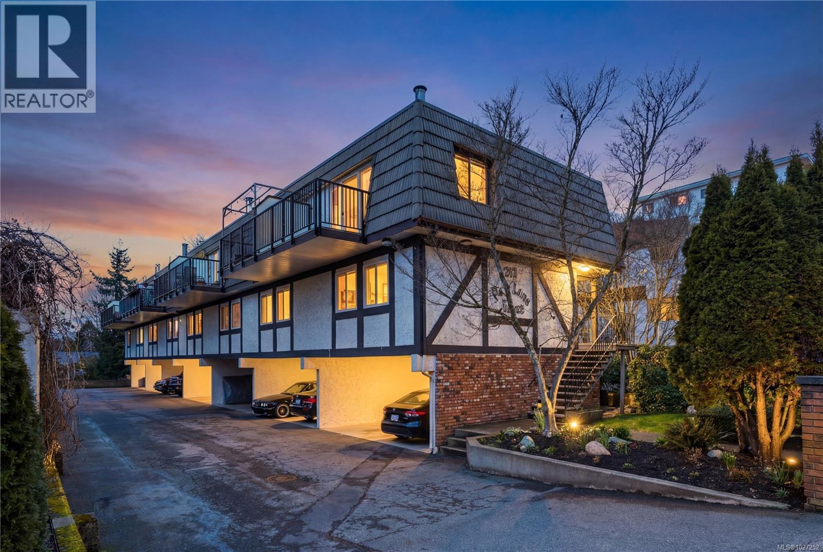 #4 210 DOUGLAS ST - 40