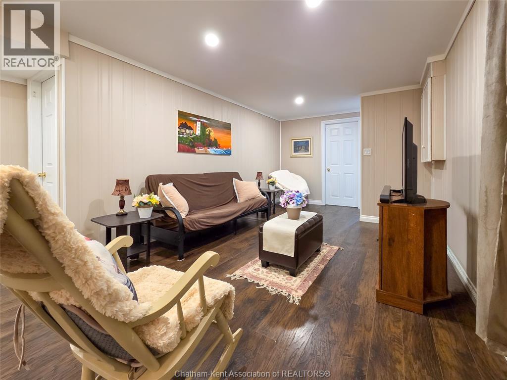 10 VILLA COURT - 36