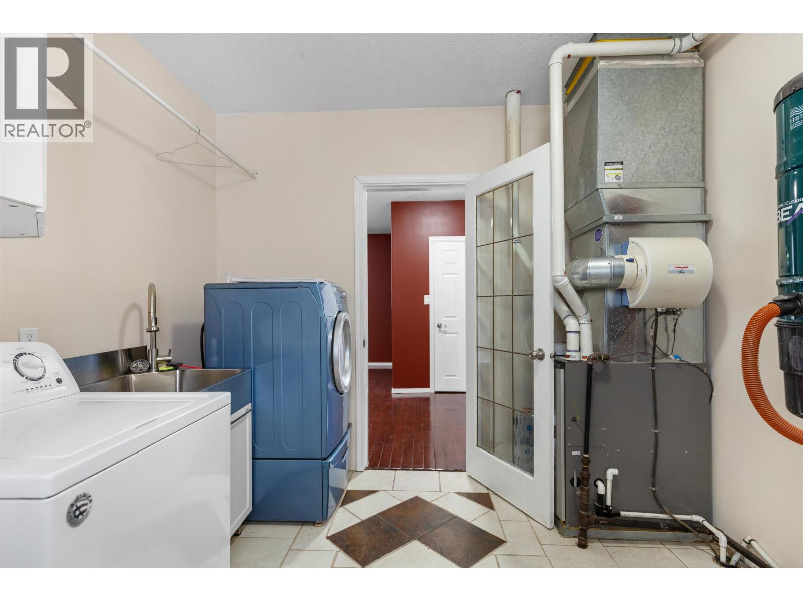 622 CUTBANK ROAD - 25