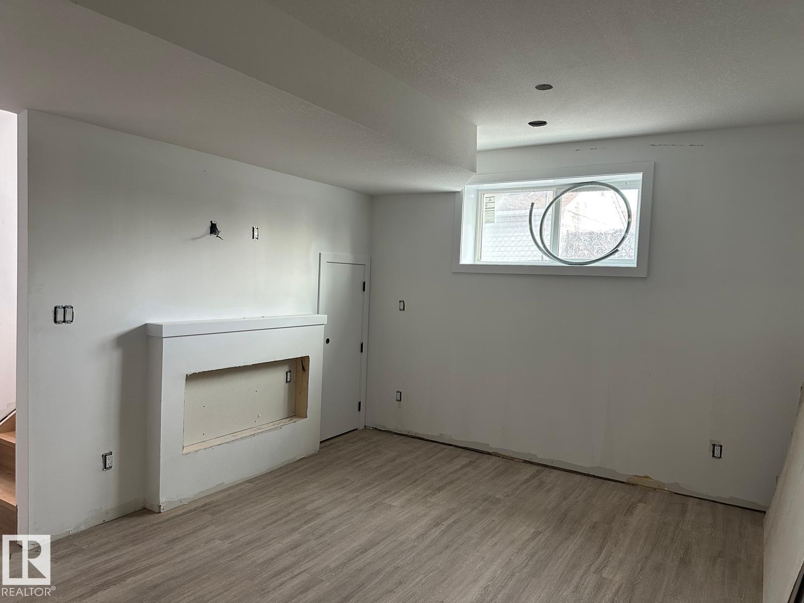 Single Family House for Sale in   ST NW Edmonton 