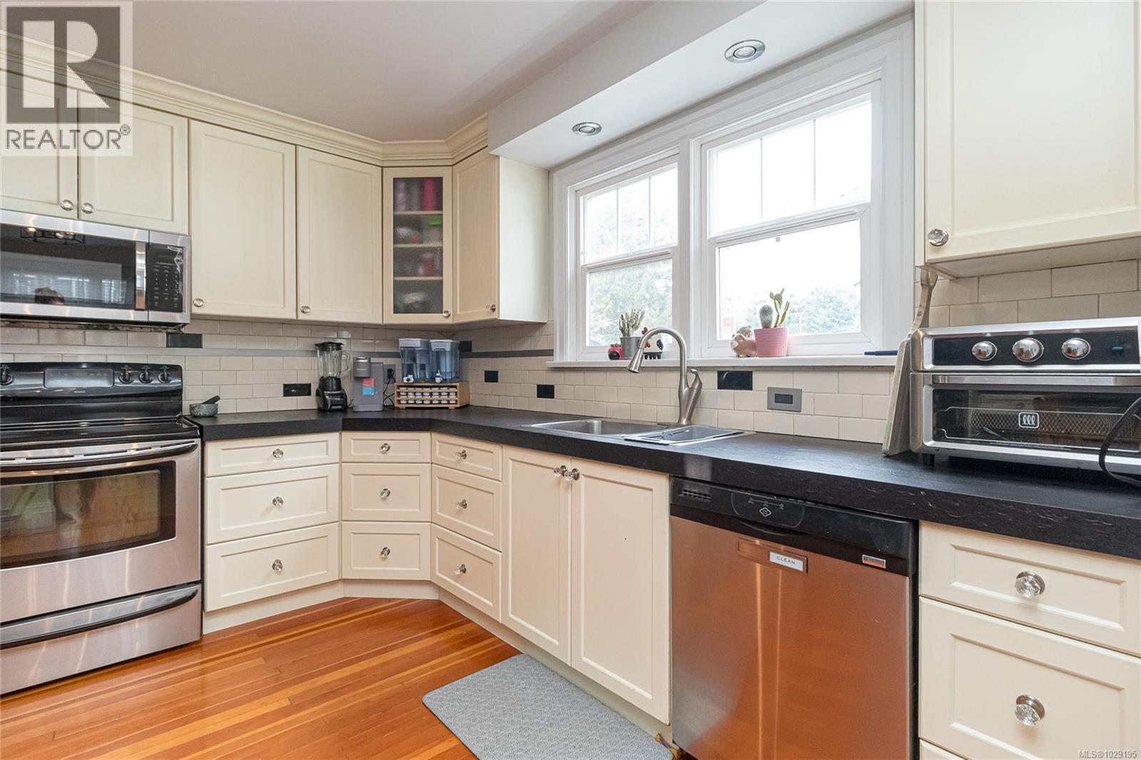 3650 Quadra St - 14