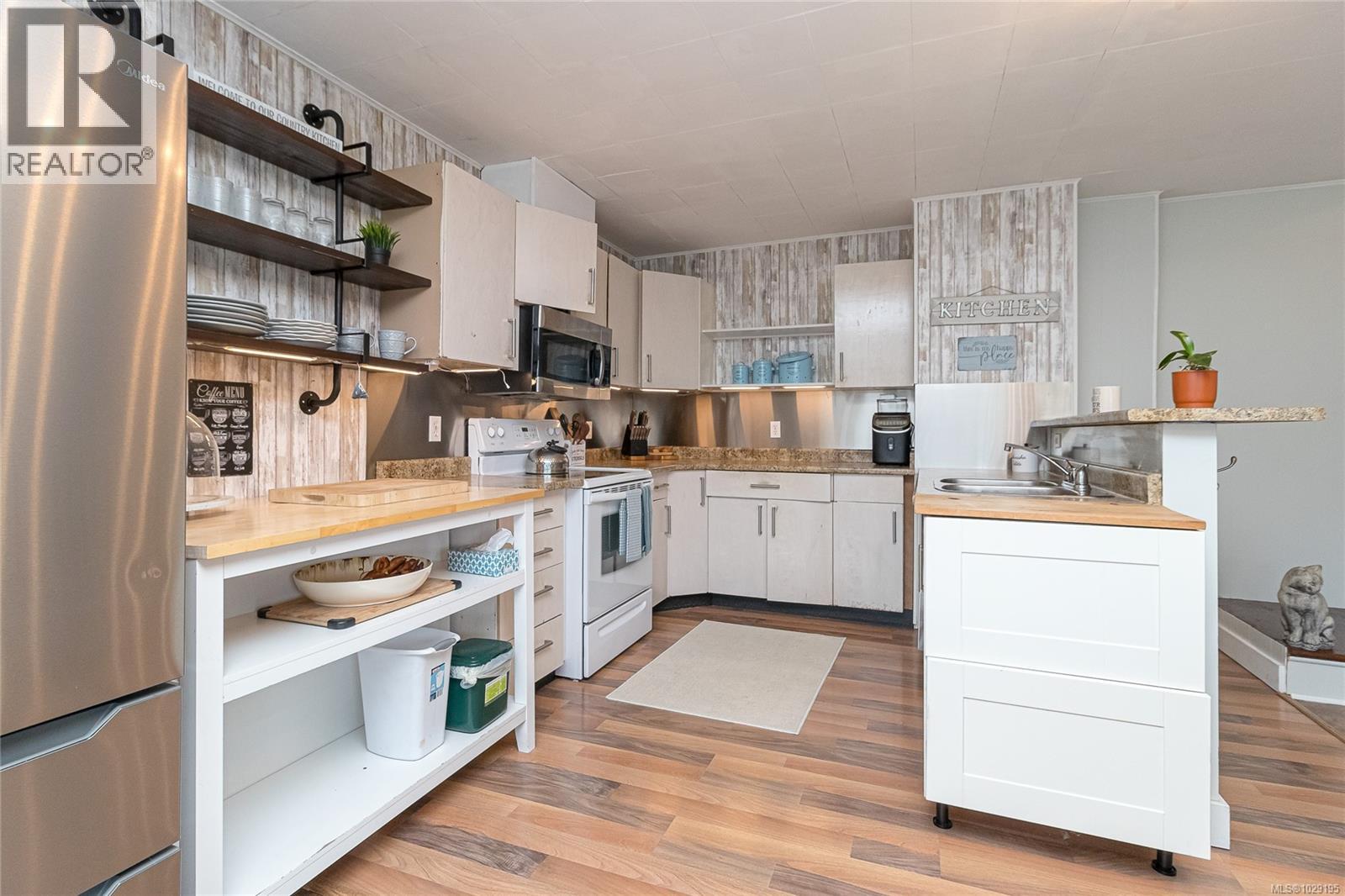 3650 Quadra St - 27
