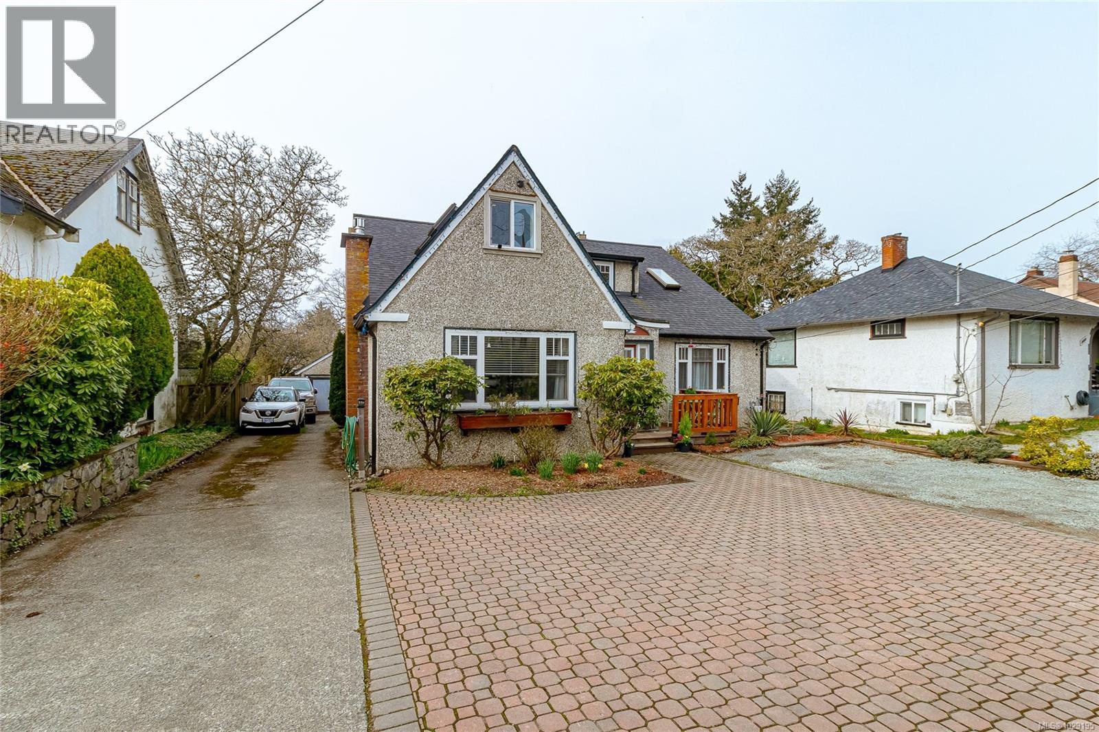 3650 Quadra St - 3