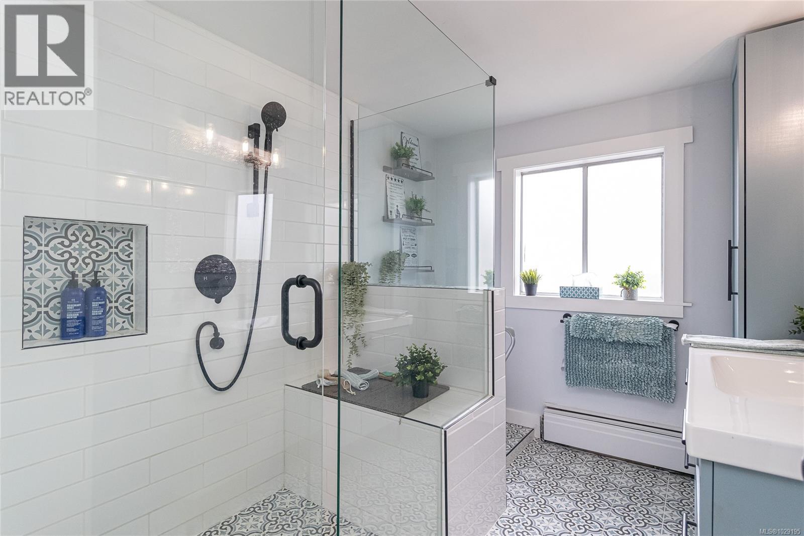 3650 Quadra St - 33