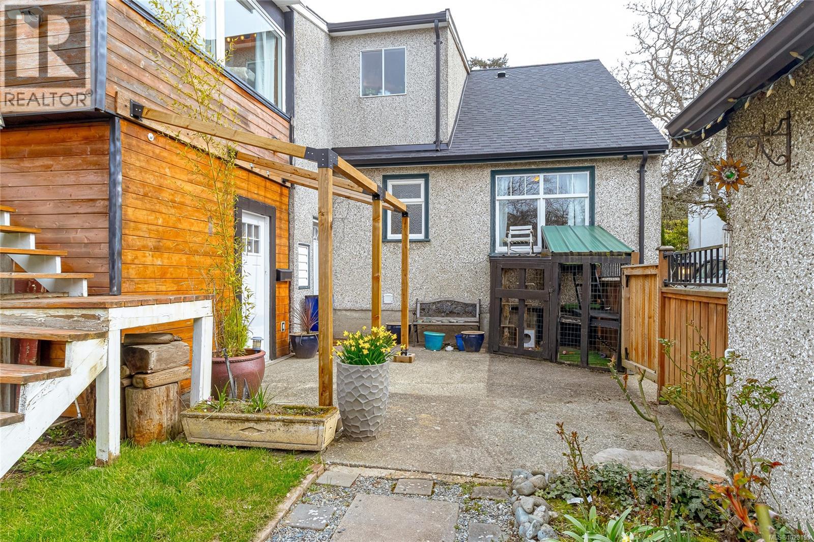 3650 Quadra St - 48