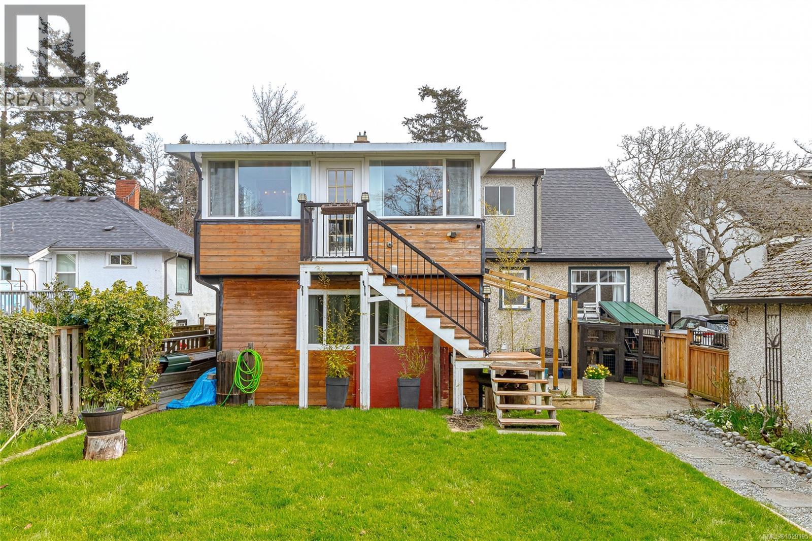 3650 Quadra St - 55