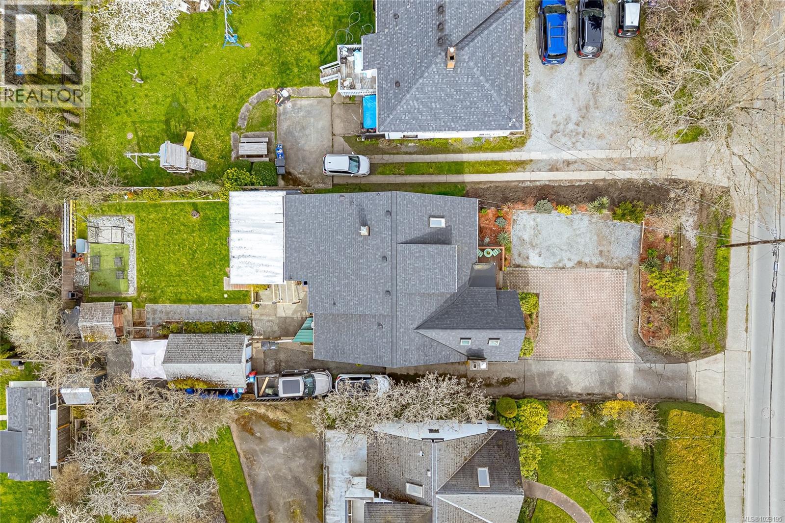 3650 Quadra St - 56