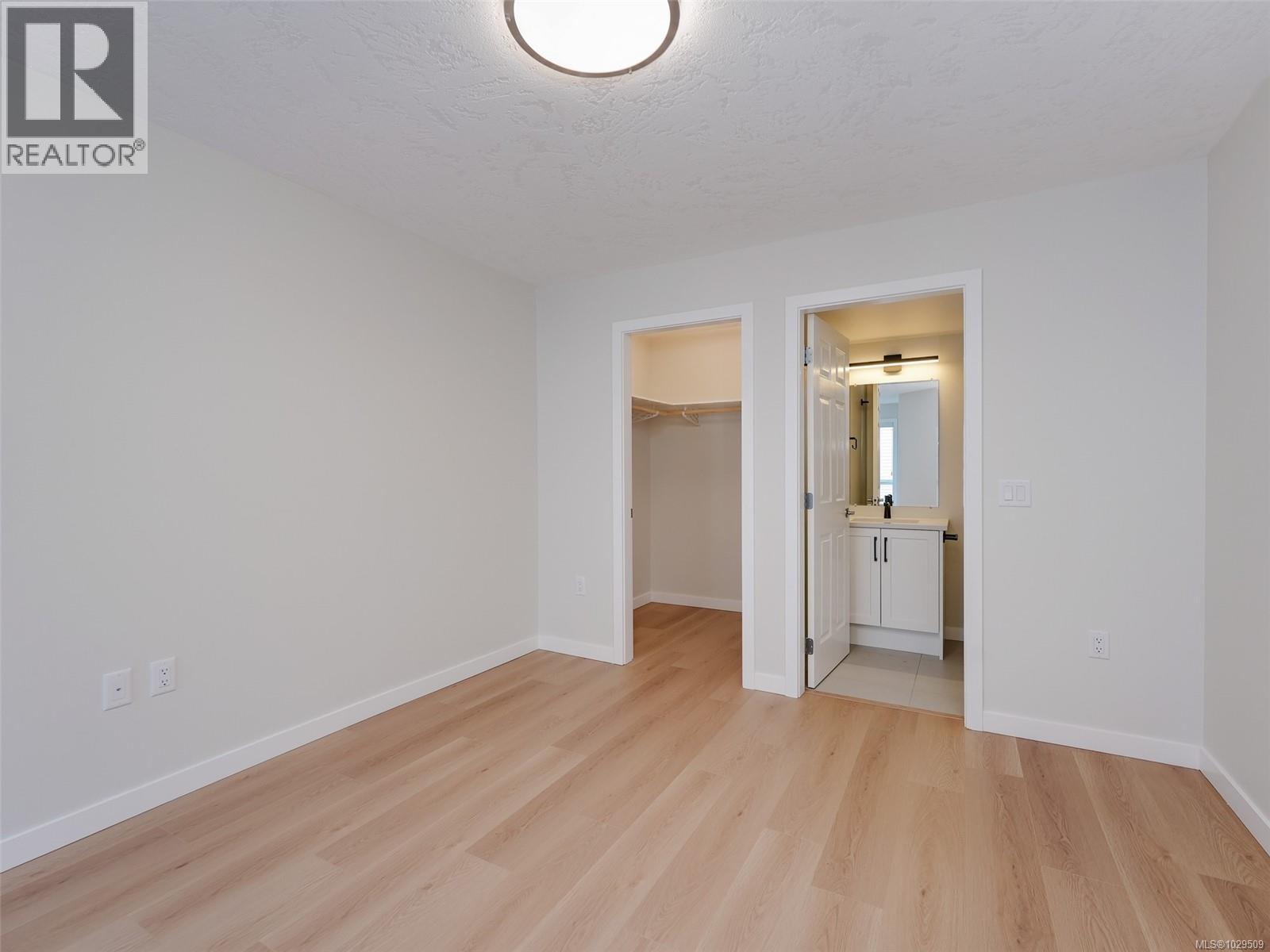 #203 689 BAY ST - 12