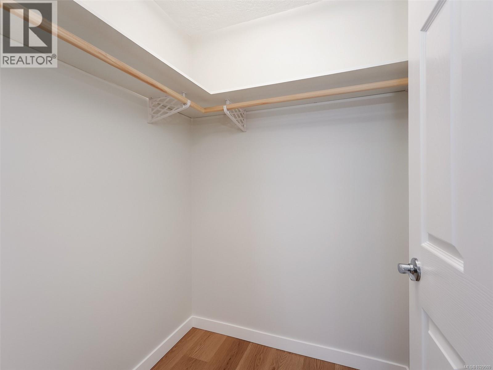 #203 689 BAY ST - 13