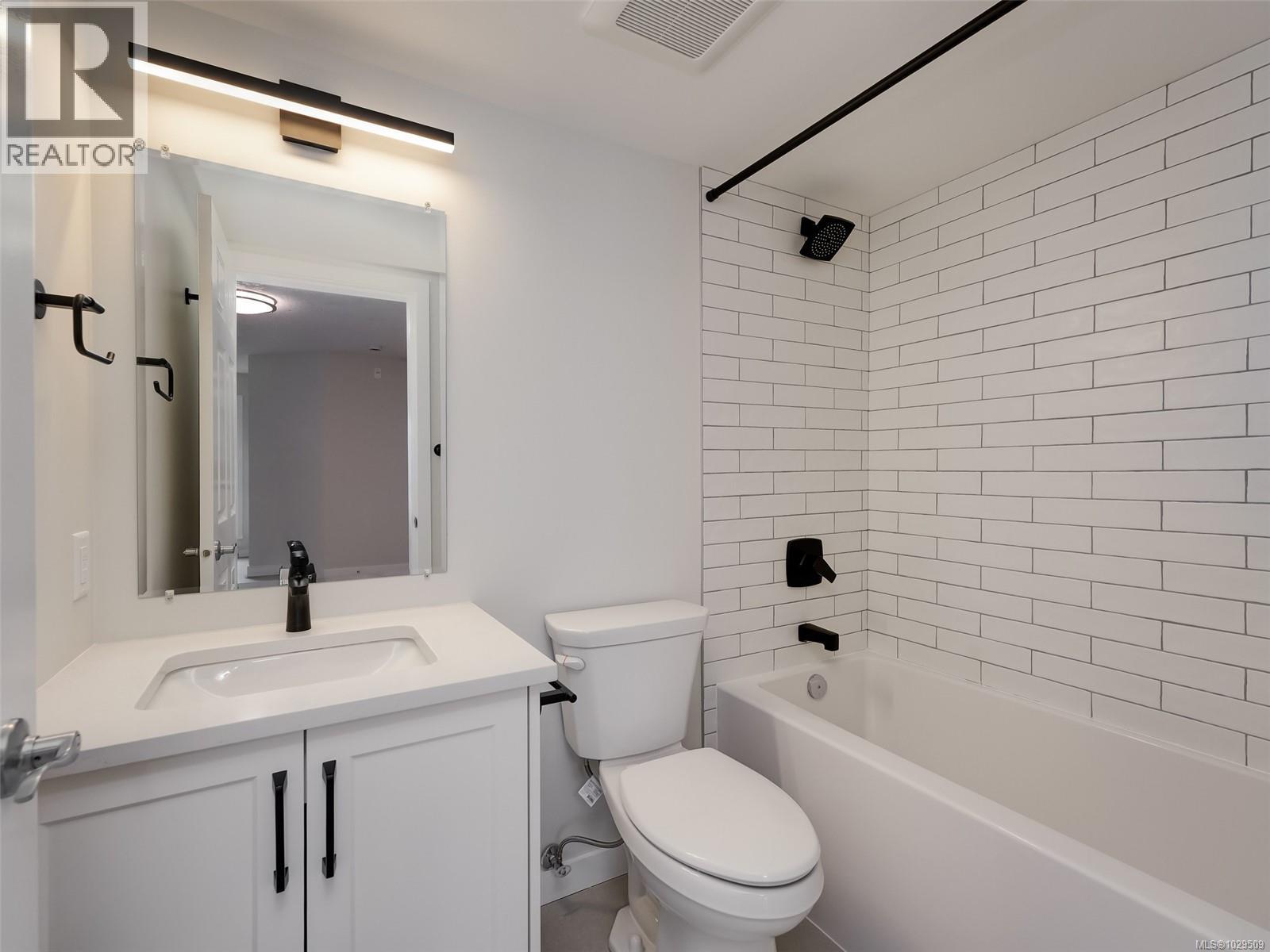 #203 689 BAY ST - 14