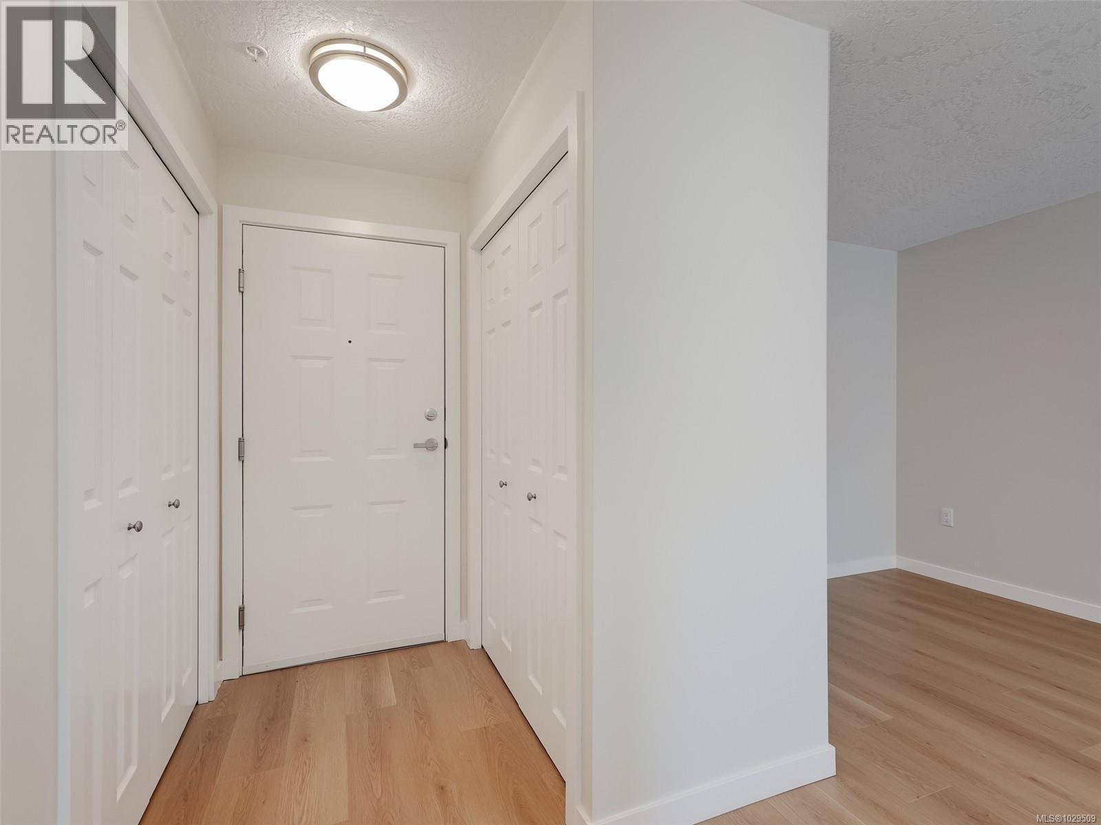 #203 689 BAY ST - 18