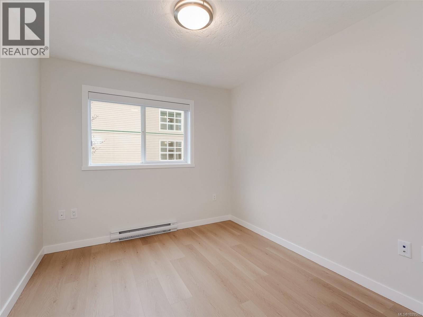 #203 689 BAY ST - 15