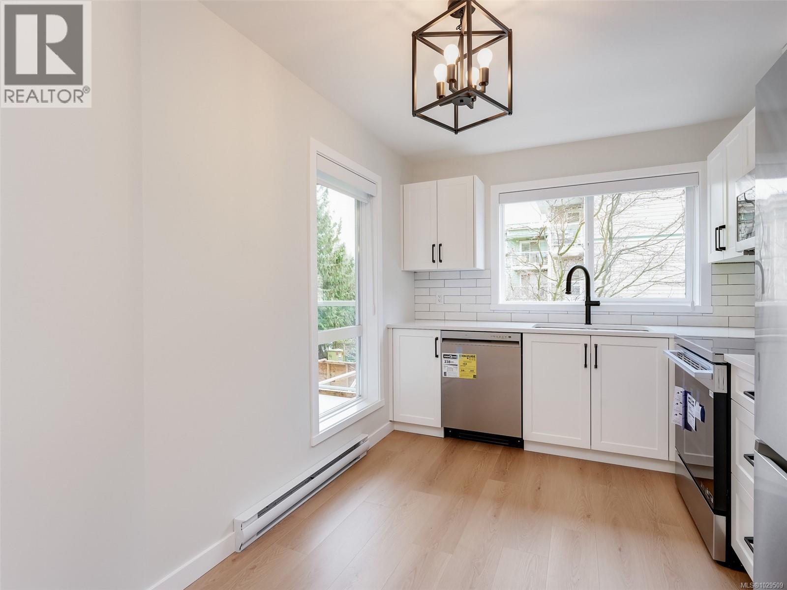 #203 689 BAY ST - 10