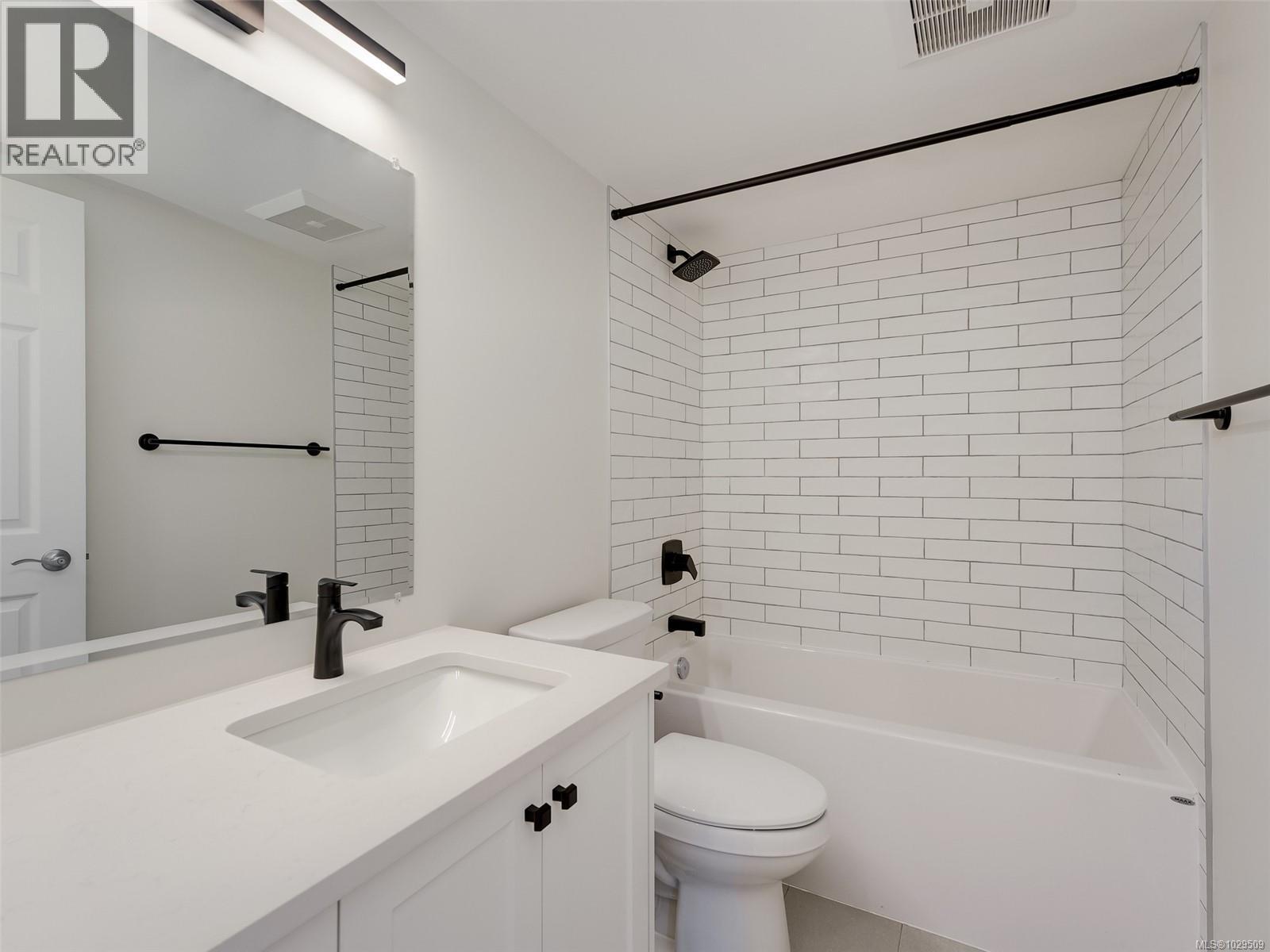 #203 689 BAY ST - 17