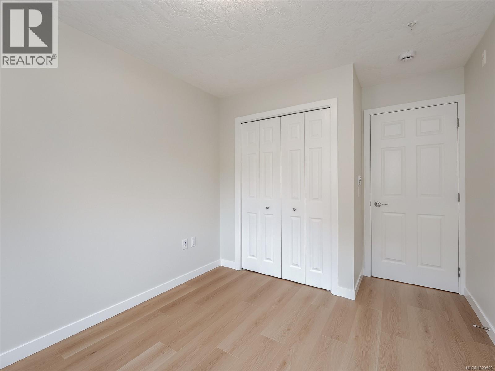 #203 689 BAY ST - 16