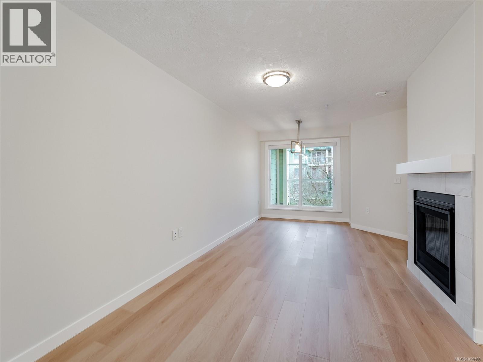 #203 689 BAY ST - Image 2