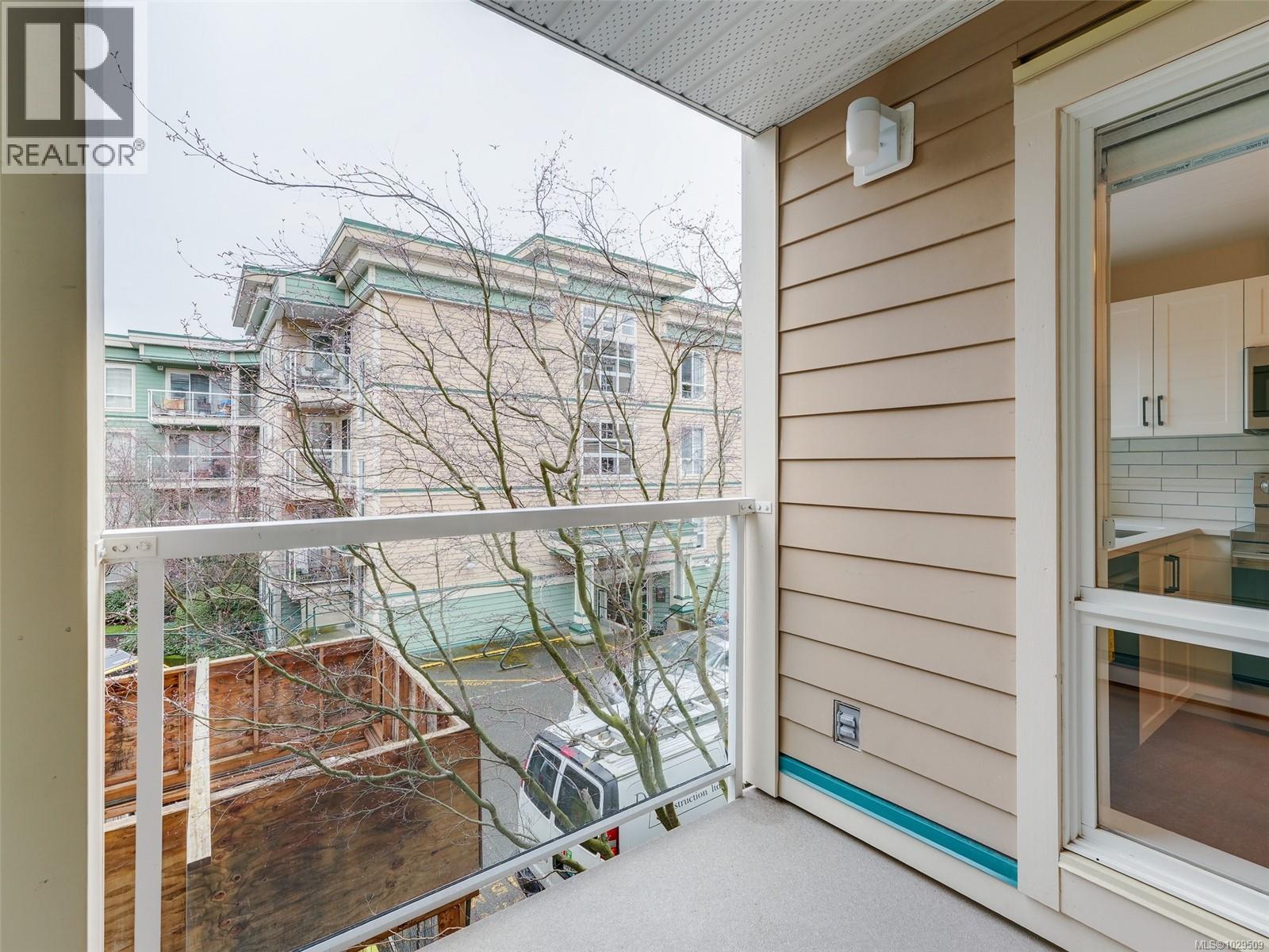 #203 689 BAY ST - 21