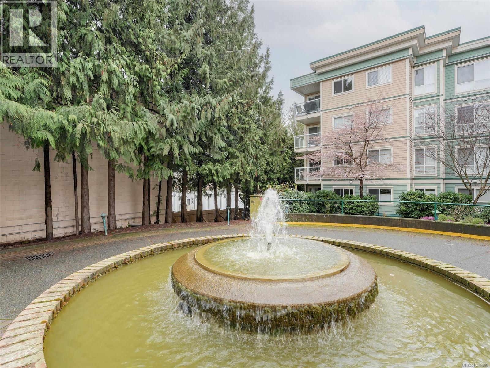 #203 689 BAY ST - 22