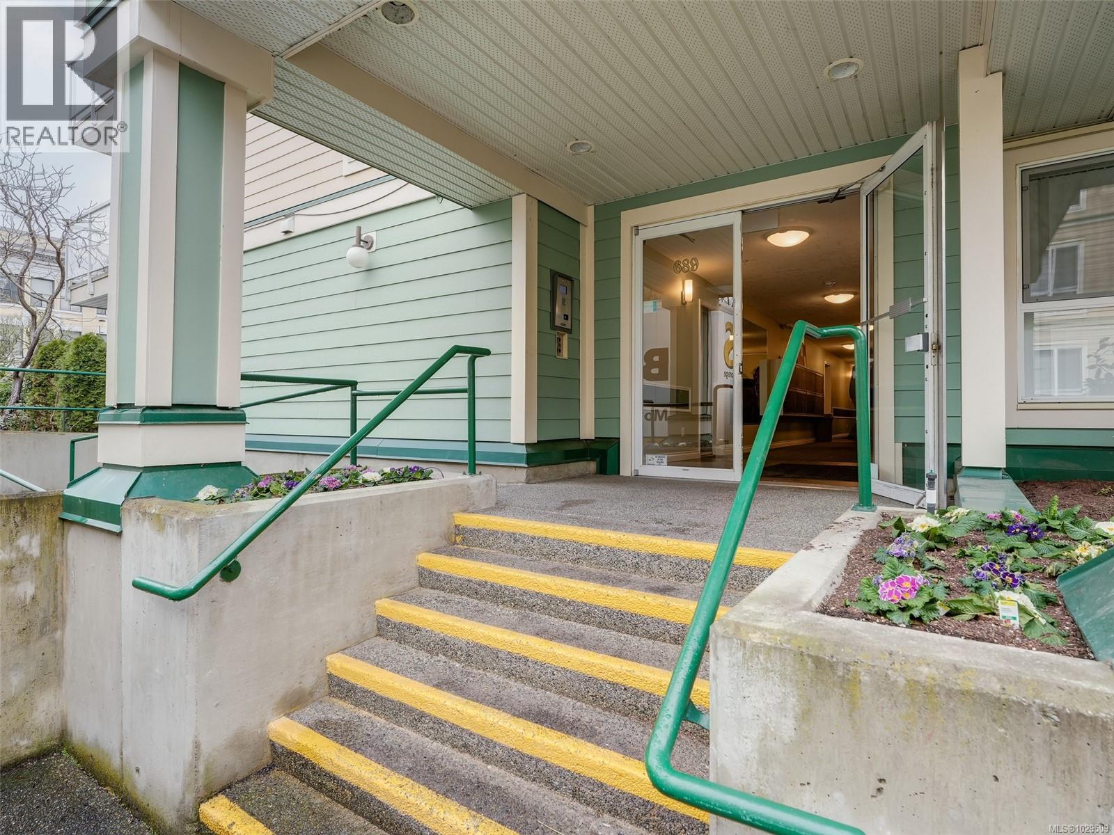 #203 689 BAY ST - 23