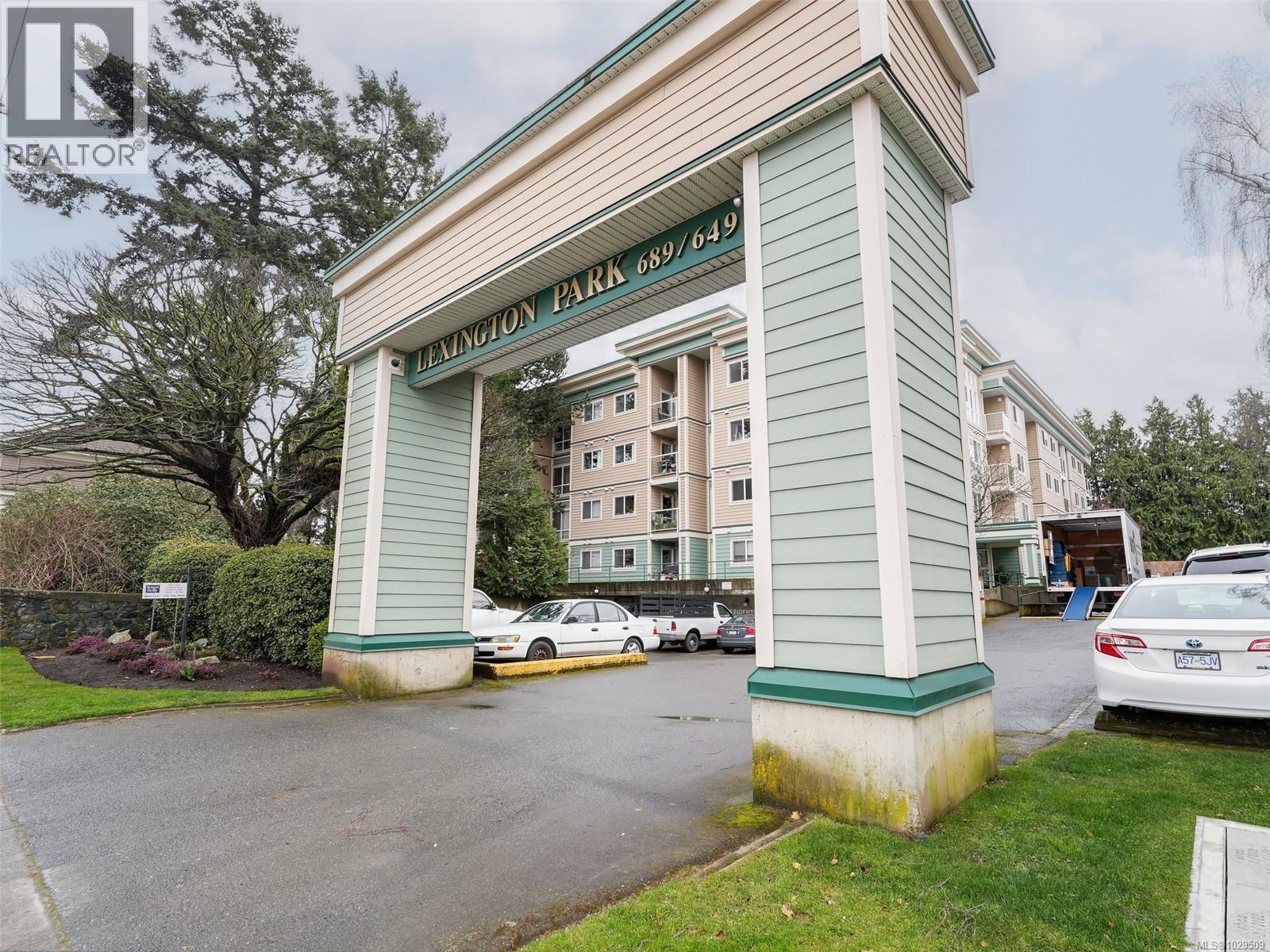 #203 689 BAY ST - 24