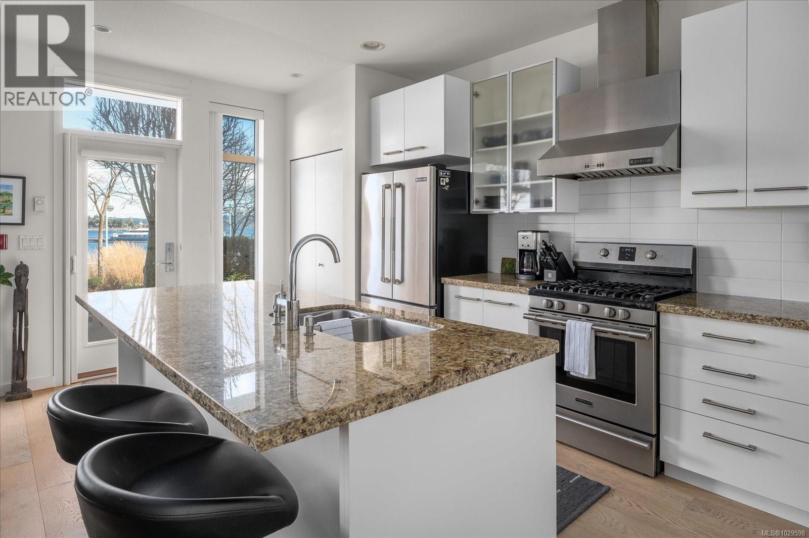 #TH10 38 FRONT ST - 9