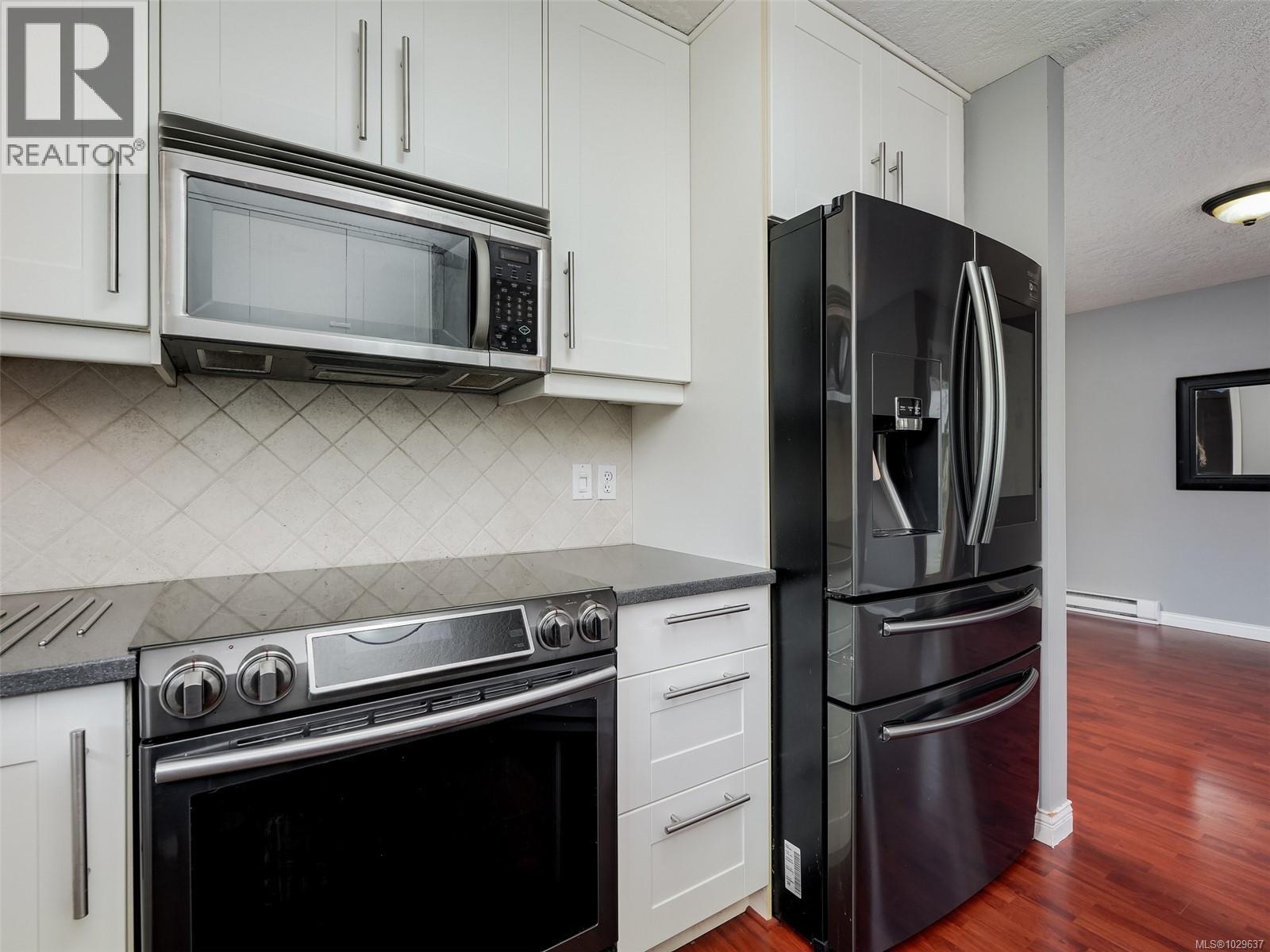 3525 HIDDEN OAKS CRES - 10