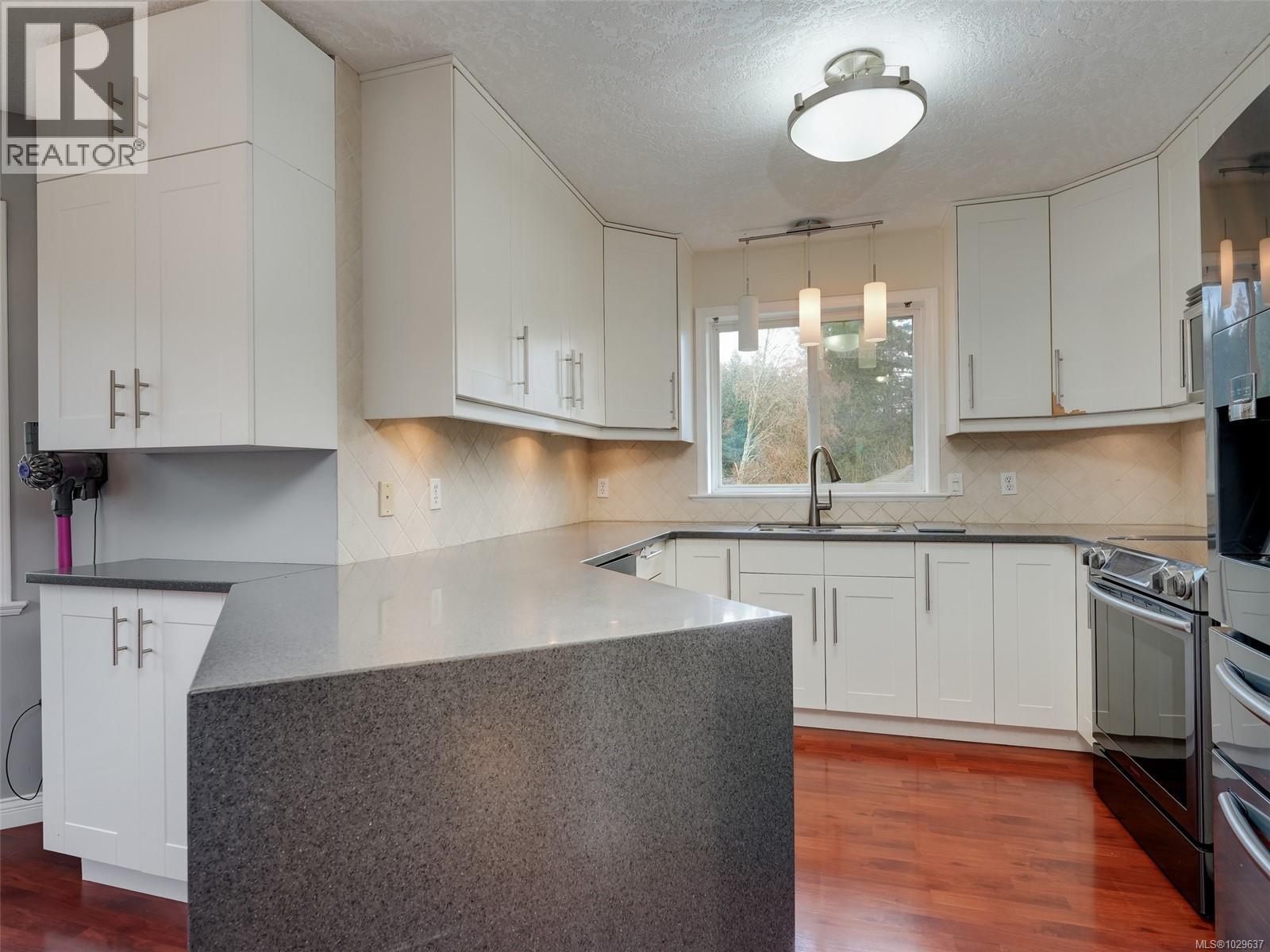 3525 HIDDEN OAKS CRES - 8