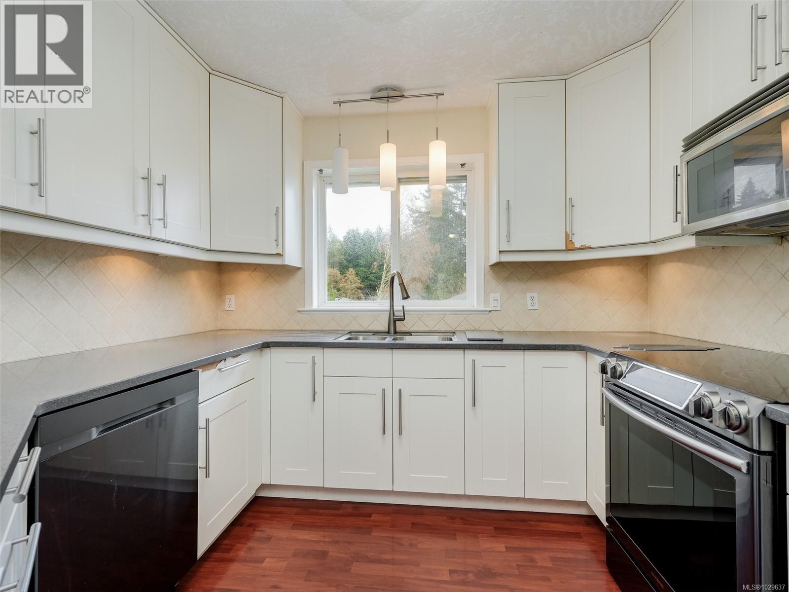 3525 HIDDEN OAKS CRES - 9