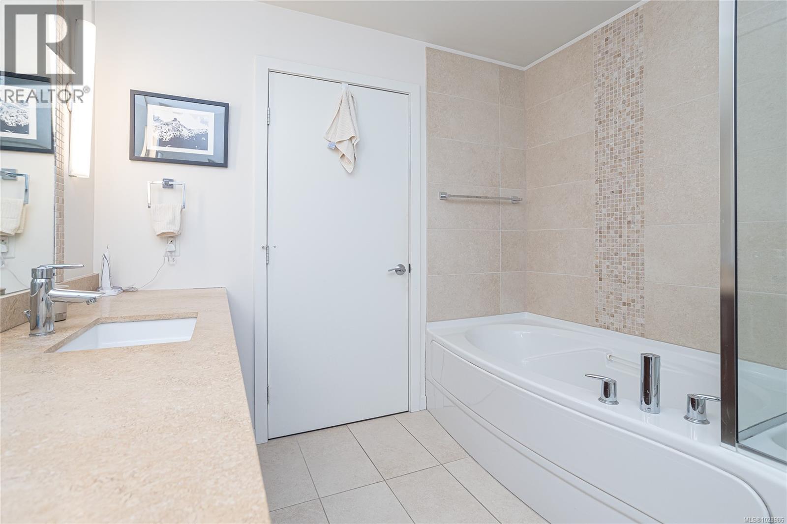 GA3 373 Tyee Road, Victoria