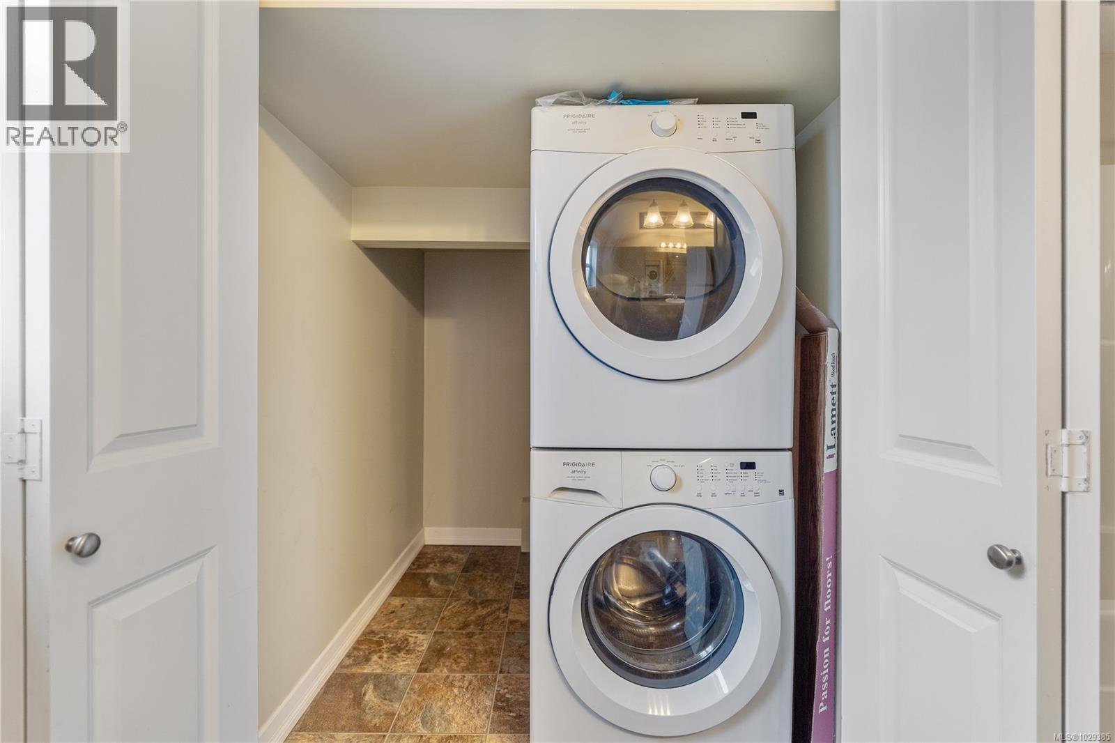 1076 JENKINS AVE - 39