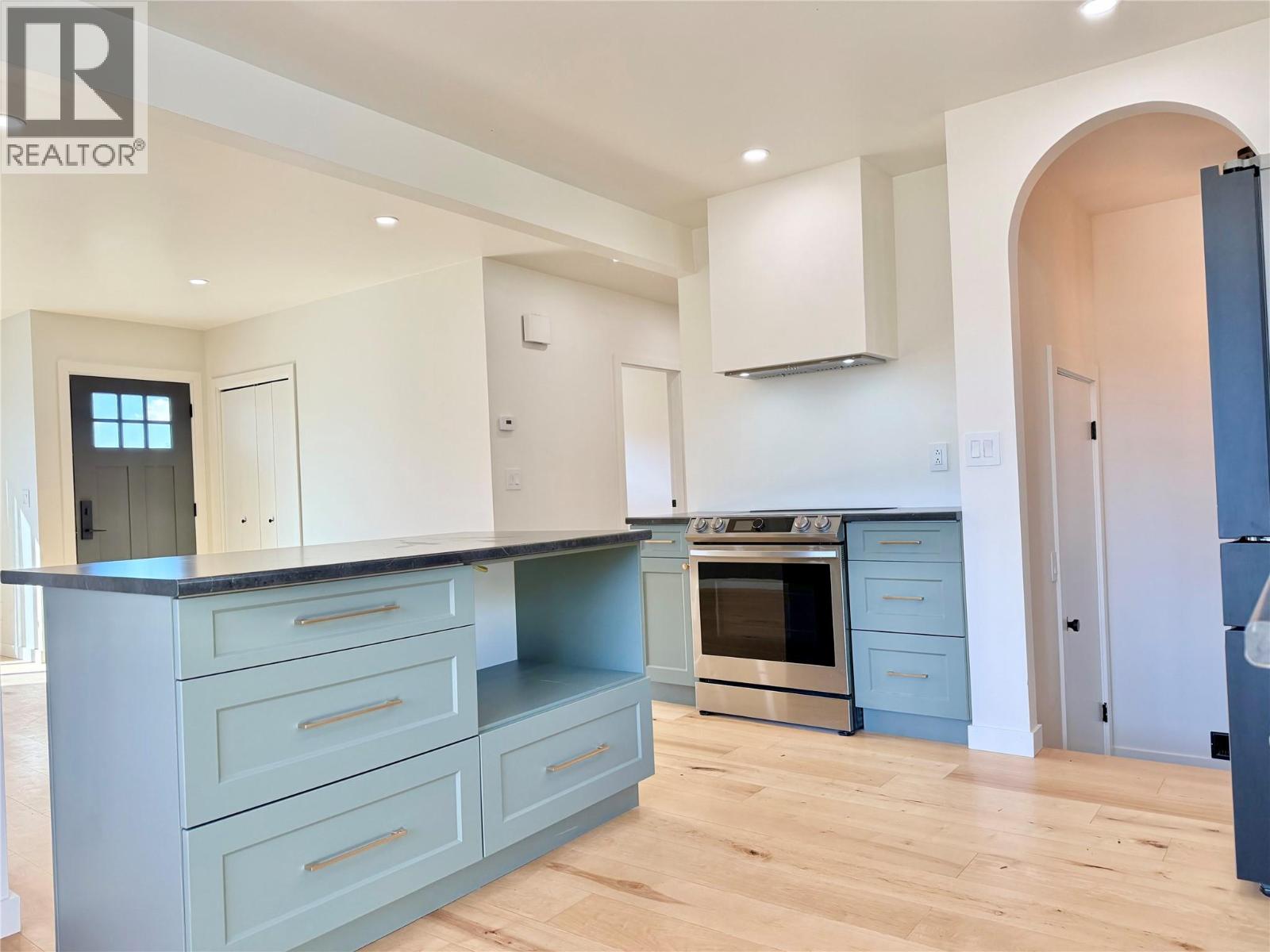 6295 COLLEGE Road, Grand Forks