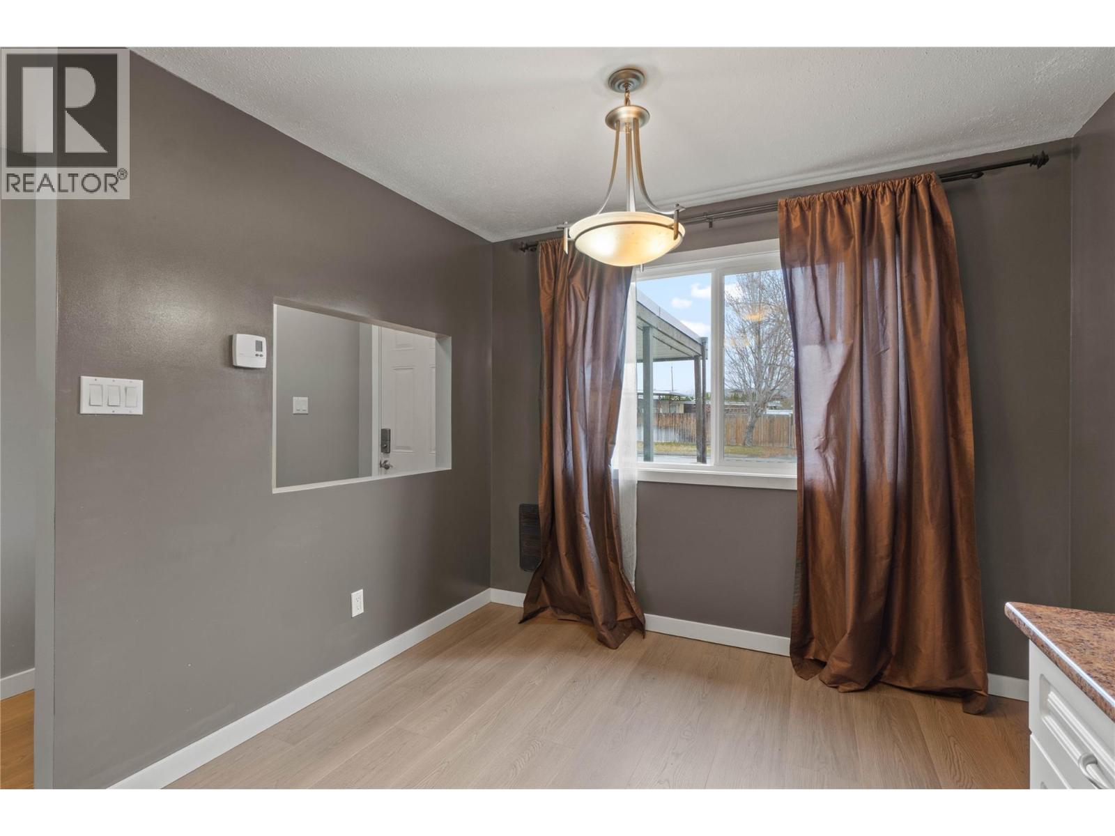 #18 1697 GREENFIELD AVENUE - 5