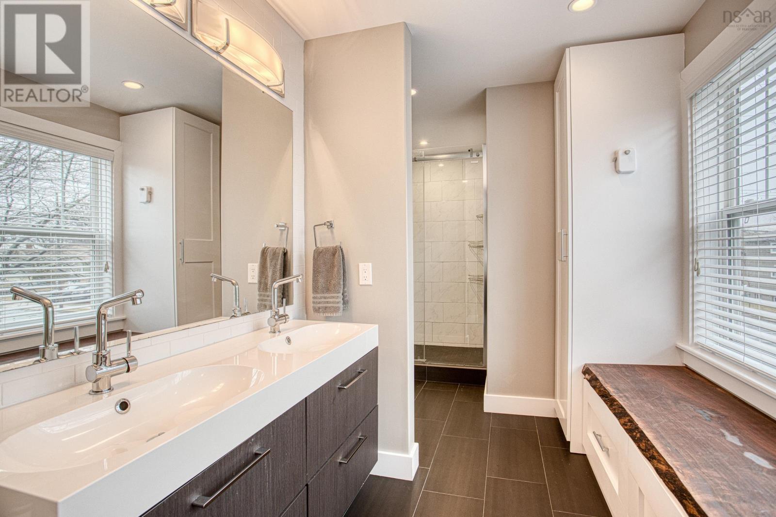 Property 3 of 49 of 3198 Ashburn Avenue