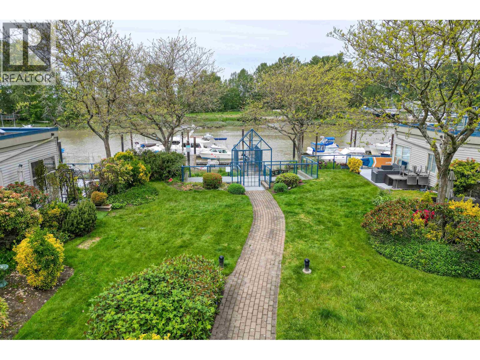 #304-4753 RIVER Road West, Ladner