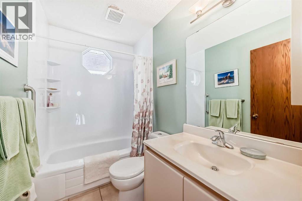 Single Family House for Sale in  Edcath Place NW Edgemont Calgary 