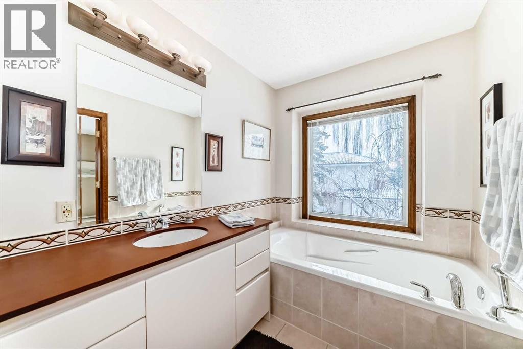 Single Family House for Sale in  Edcath Place NW Edgemont Calgary 