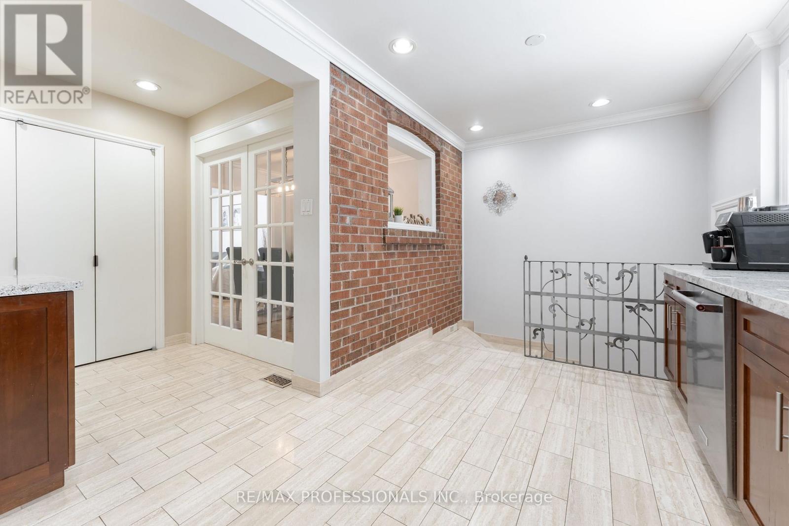745 GLENGROVE AVENUE W - 16