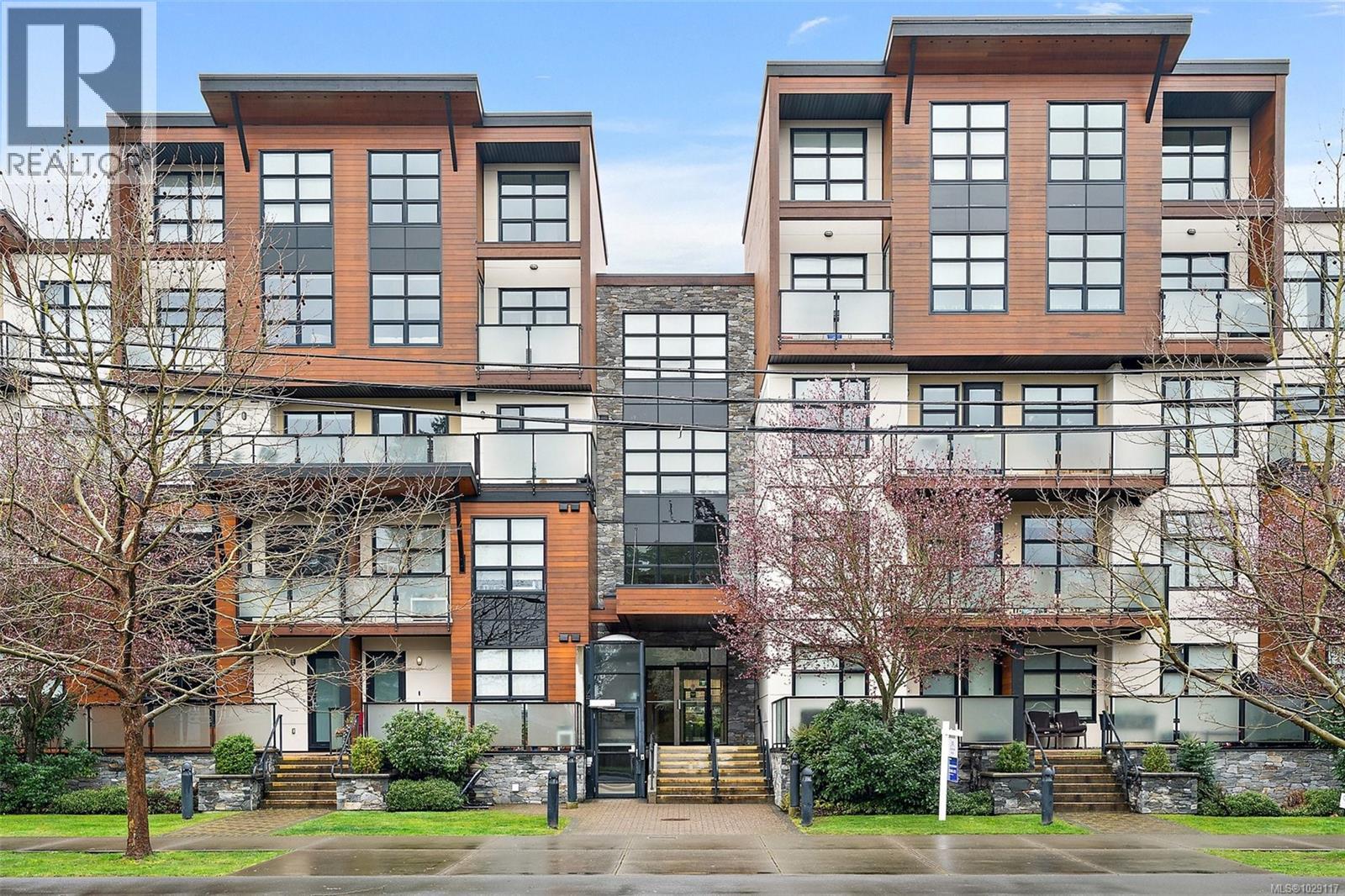 208 4000 Shelbourne Street, Saanich