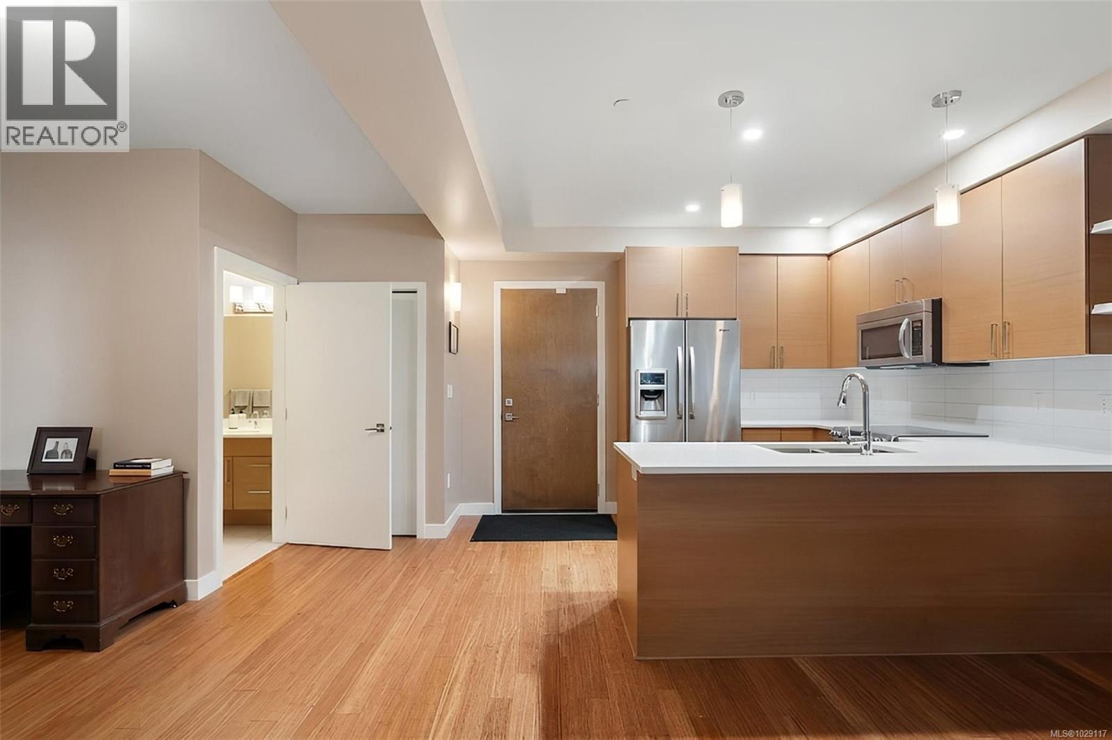 208 4000 Shelbourne Street, Saanich