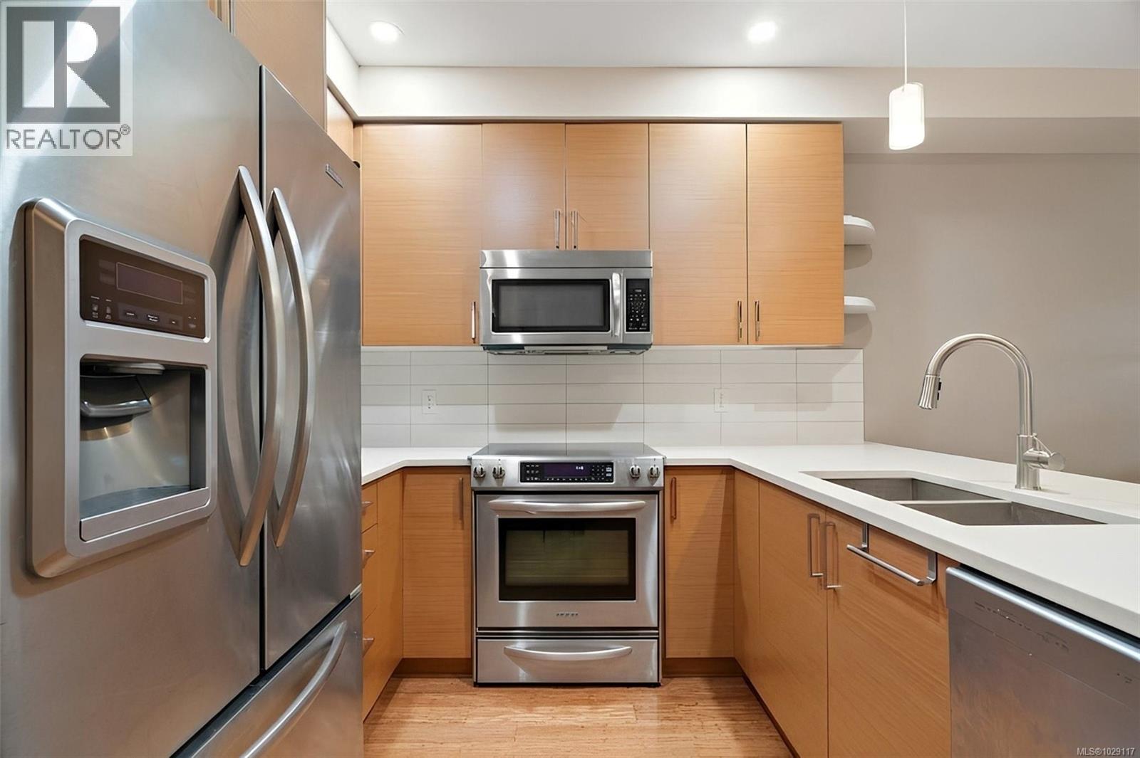 208 4000 Shelbourne Street, Saanich