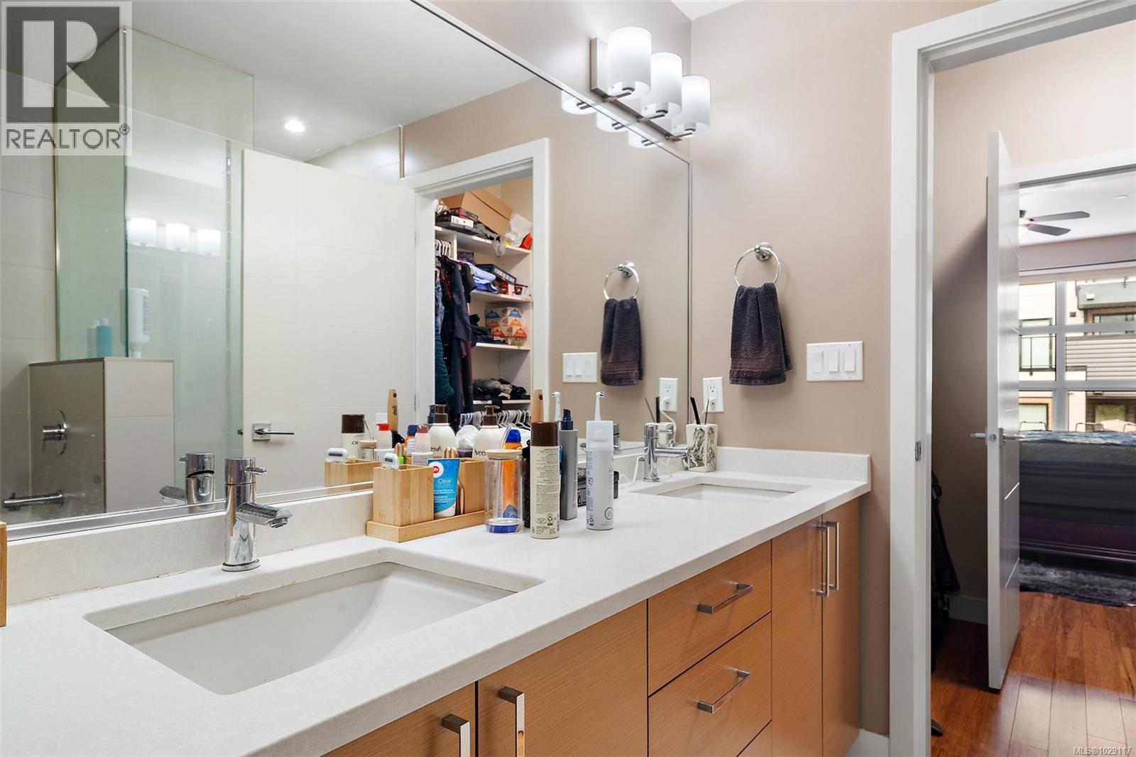 208 4000 Shelbourne Street, Saanich