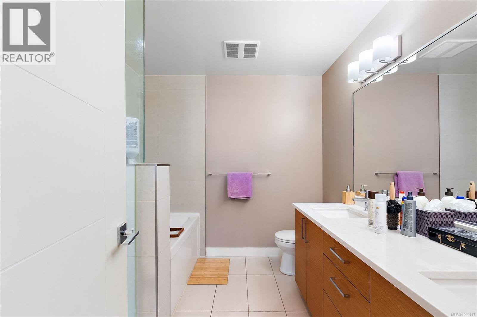 208 4000 Shelbourne Street, Saanich