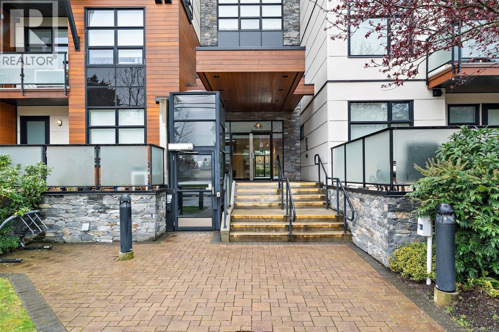 208 4000 Shelbourne Street, Saanich