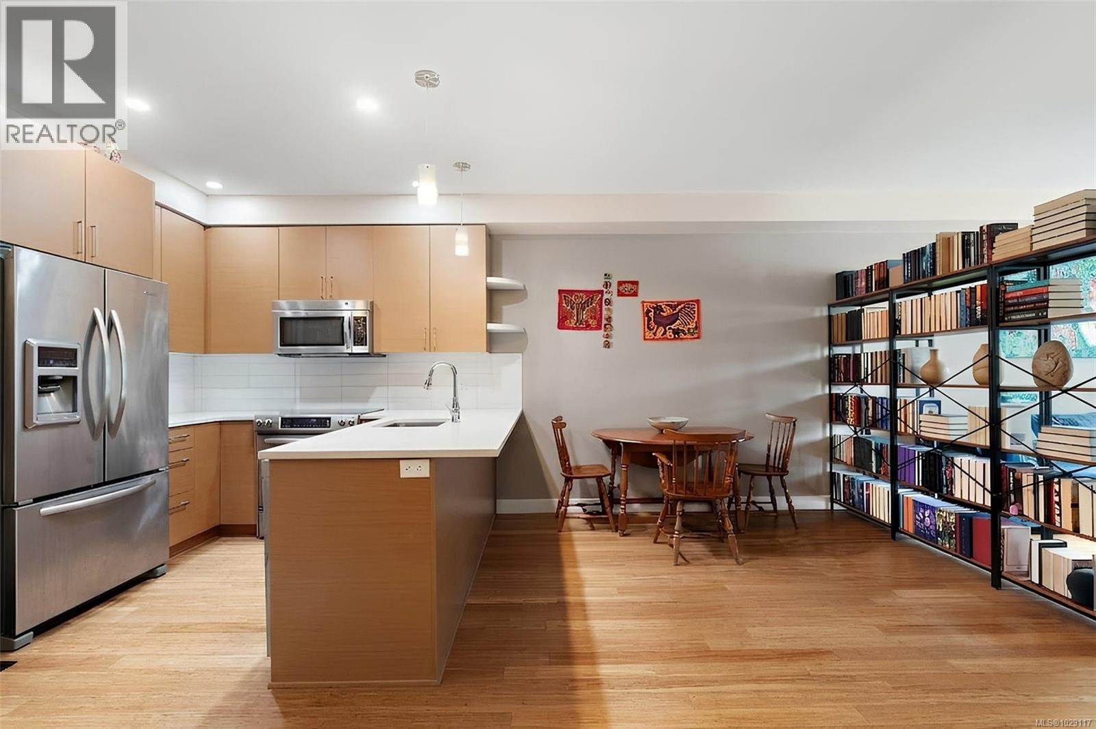 208 4000 Shelbourne Street, Saanich